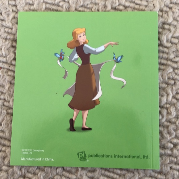 Disney World guide and 2 new books - Picture 10 of 10